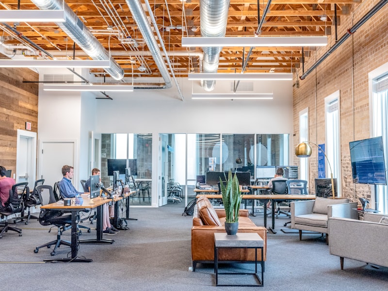 Open-space d'agence, équipe au travail